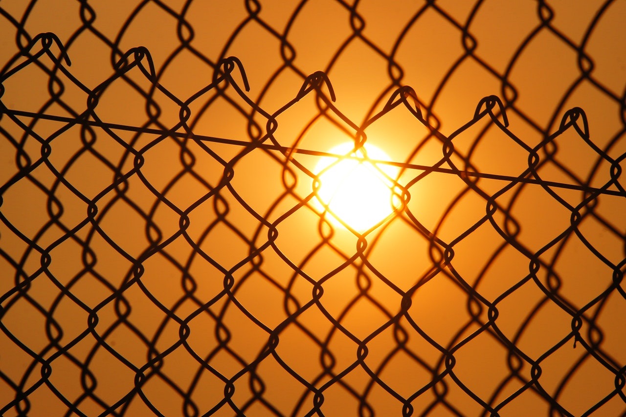 Afbeelding van mannelijk silhouet die met het gezicht richting de zon, het licht staat